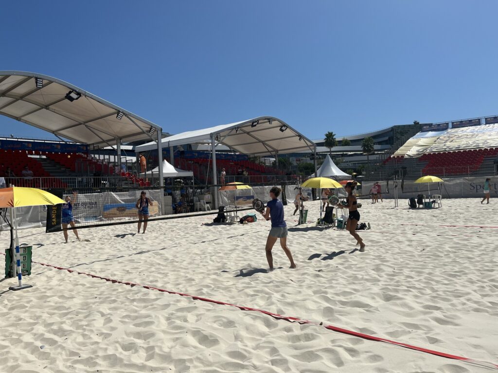 les mocs inaugurent la saison de beach-volley avec enthousiasme lors du wheeler beach bash, un événement sportif plein d'énergie et de convivialité.