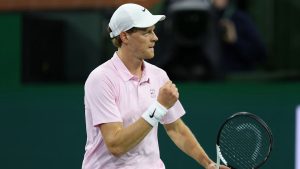 découvrez la réaction de jannik sinner face aux huées du public lors du tournoi d'indian wells, une émotion intense vécue par le jeune prodige du tennis.