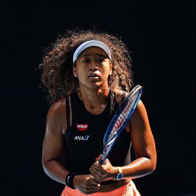 naomi osaka captive le monde du tennis grĂące Ă ses exploits remarquables et son talent exceptionnel sur le court.