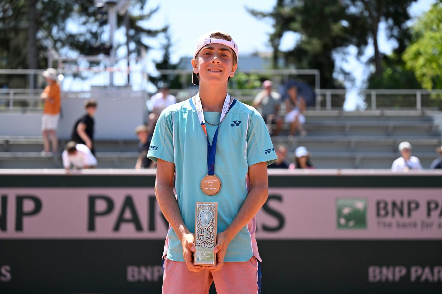 découvrez pourquoi une star du tennis a été suspendue 3 ans et 9 mois pour trucage de matchs, impactant sa carrière et le monde du sport.
