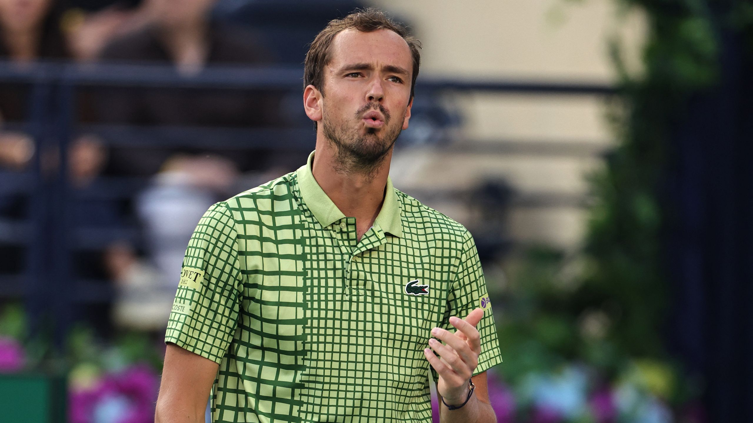 un tennisman fait face à une menace grave alors que sa famille est prise en otage, plongeant dans un suspense intense et dramatique.