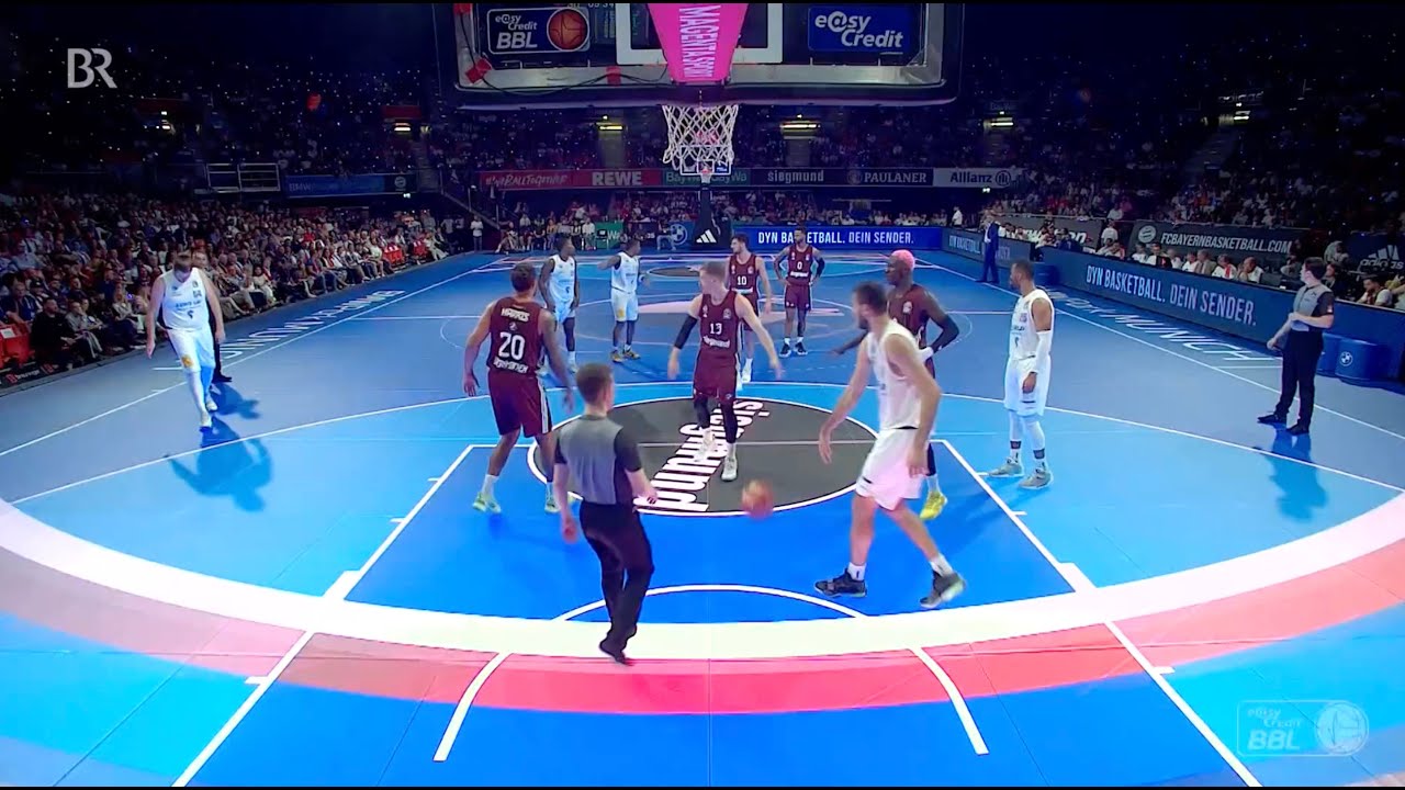 découvrez le tournoi big 12 avec son parquet led ultramoderne, offrant une expérience visuelle immersive et innovante pour les fans de basket.